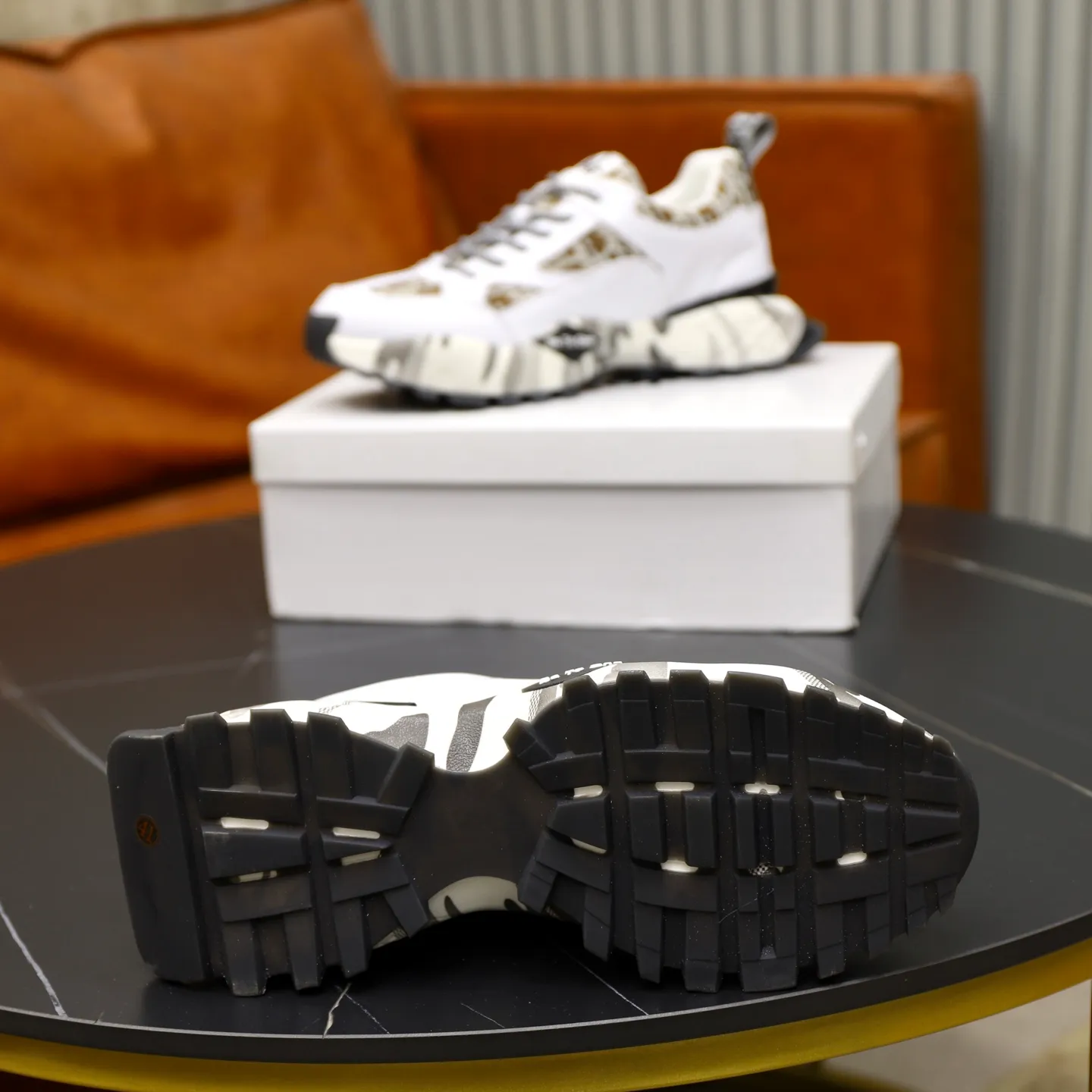Ex-factory price: 462💰🙅‍♂️🙅‍♂️🙅‍♂️ Brand: Dior DIOR Standard code: 38-44 (45 customized) Grade: Same as the official website Material: Original cowhide material spliced with brand cloth Comfortable and breathable lining Lightweight and wear-resistant sports outsole Style category: Men's fashion casual shoes Running sports shoes Distinguished luxury brand elements Top luxury color: actual picture color